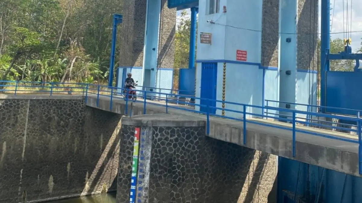 TERUS DIPANTAU: Kondisi Dam Dawung di Desa Bendorejo, Kecamatan Pogalan,  sebagai pengendali banjir dan mengaliri lahan pertanian.(GUNAWAN/RADAR TRENGGALEK)