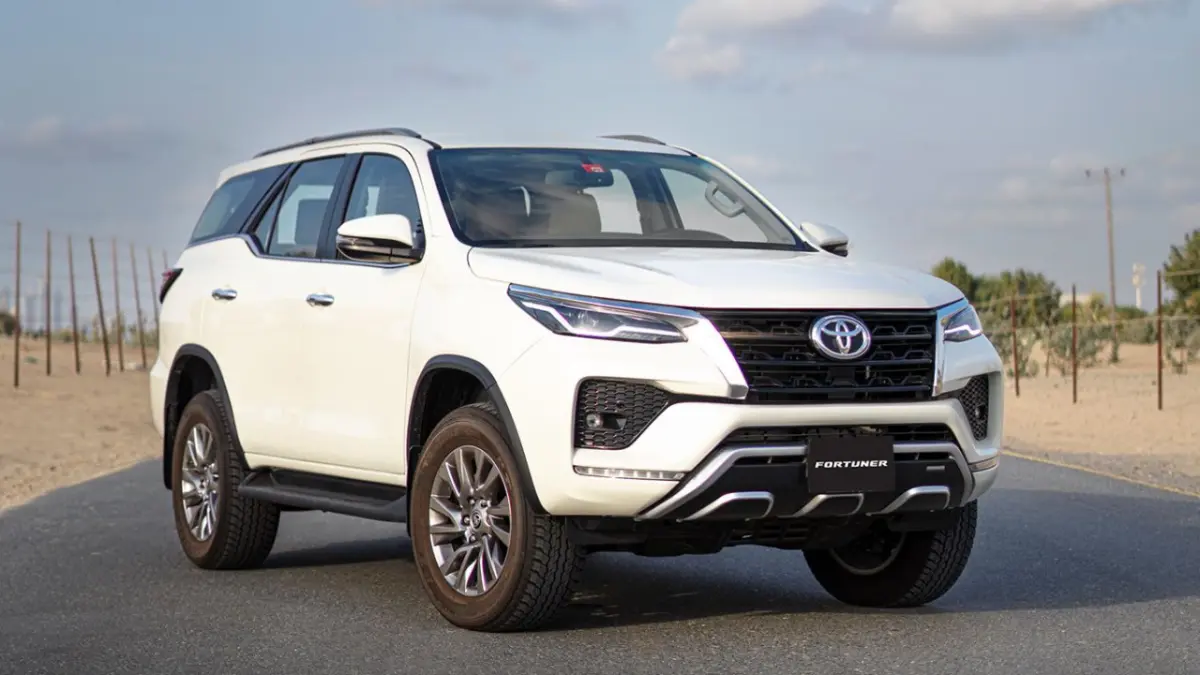 Toyota Fortuner 4x2 tetap kuat di kelas large SUV. Simak kelebihan, kekurangan, performa mesin 2.8L, fitur, dan konsumsi BBM-nya (Pinterest).