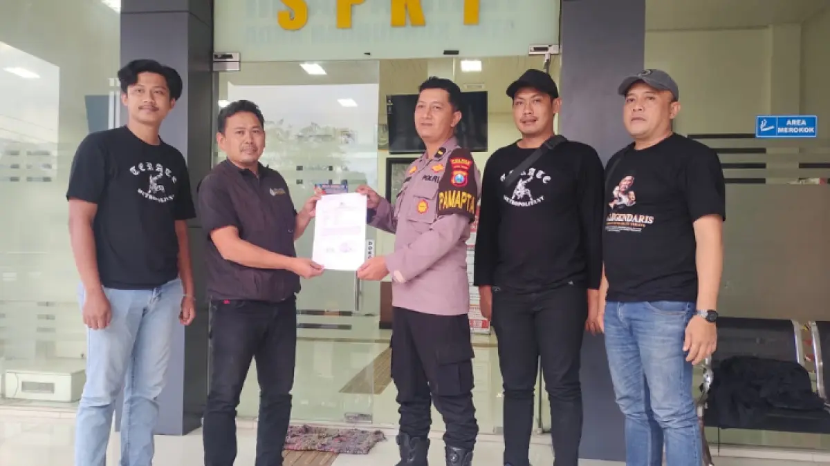 DIPROSES: Ketua PSHT Cabang Trenggalek Wijiono melaporkan sebuah akun TikTok yang melakukan penghinaan perguruan silat tersebut.(ZAKI JAZAI/ RADAR TRENGGALEK)