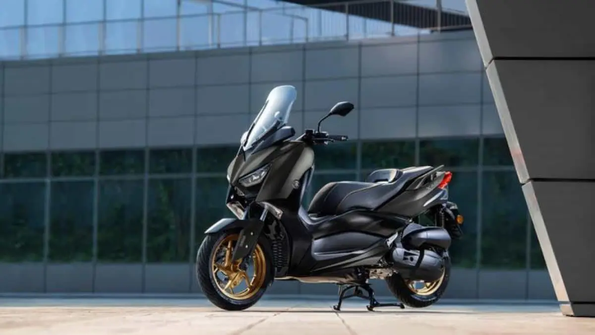 Yamaha XMAX Tech MAX terbaru dibanderol Rp75,3 juta dengan windshield elektrik 95 mm, panel baru, Emergency Stop Signal, dan mesin yang diperbarui (Pinterest).