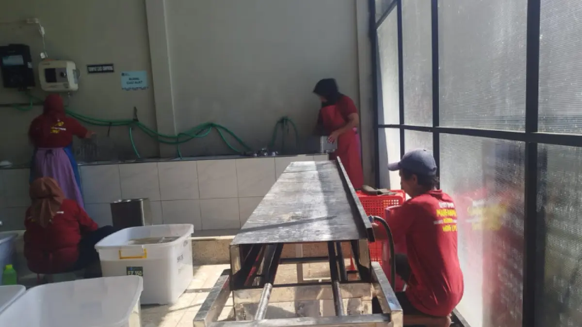 HARUS BERSIH: Aktivitas salah satu SPPG yang  terus mendapatkan pantauan berkala dari instansi terkait. (ZAKI JAZAI/ RADAR TRENGGALEK)