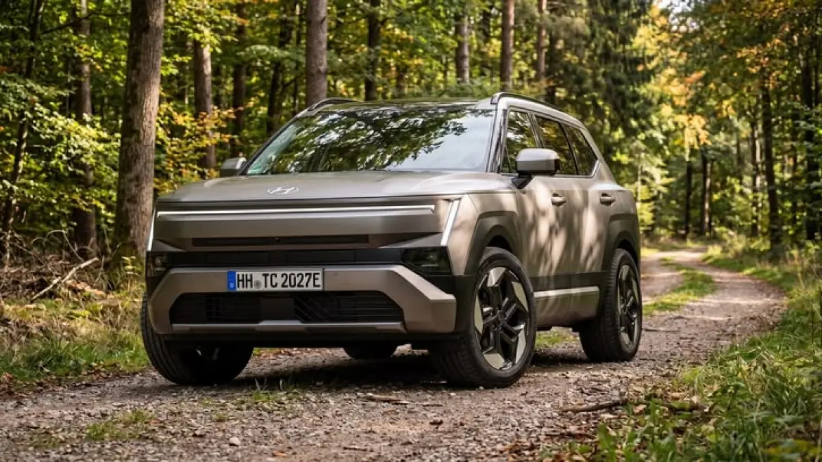 Hyundai Tucson 2027 hadir dengan desain lebih boxy, bodi membesar, interior baru, layar Pleos, dan lampu H-shaped. Mesin belum diungkap (Pinterest).
