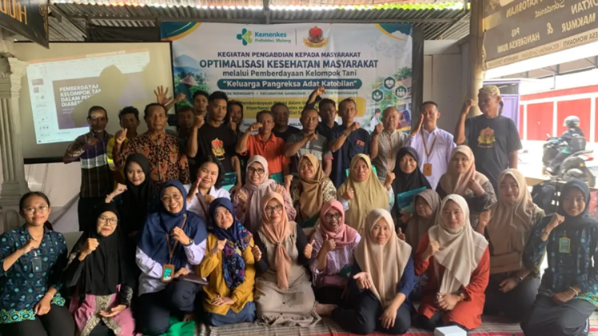 BERBAGI ILMU: Program Studi D-3 Keperawatan Kampus Kabupaten Trenggalek Poltekkes Kemenkes Malang melaksanakan kegiatan PKM, dengan Kader Kesehatan dan Kelompok Tani Keluarga Pangreksa Adat Katobilan (KUPAT KATON) Desa Wonoanti, Kecamatan Gandusari, Kamis (10/9).(M. BIMA FAISAL/RADAR TRENGGALEK)