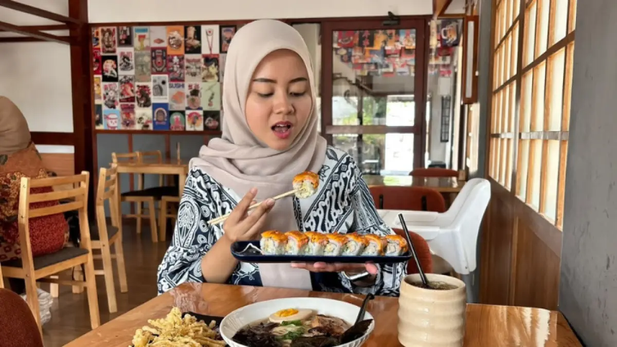 KHAS:  Penikmat kuliner Jepang kini didominasi dan mulai rambah anak muda atau Gen Z di Trenggalek.(AMALIA RIZKI IP/RADAR TRENGGALEK)