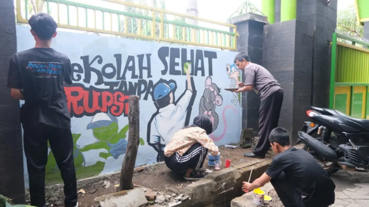 KREATIVITAS: Dinding tembok sekolah yang warna-warni sarat akan pesan moral dan ketegasan sikap antikorupsi.(GUNAWAN RADAR TRENGGALEK)