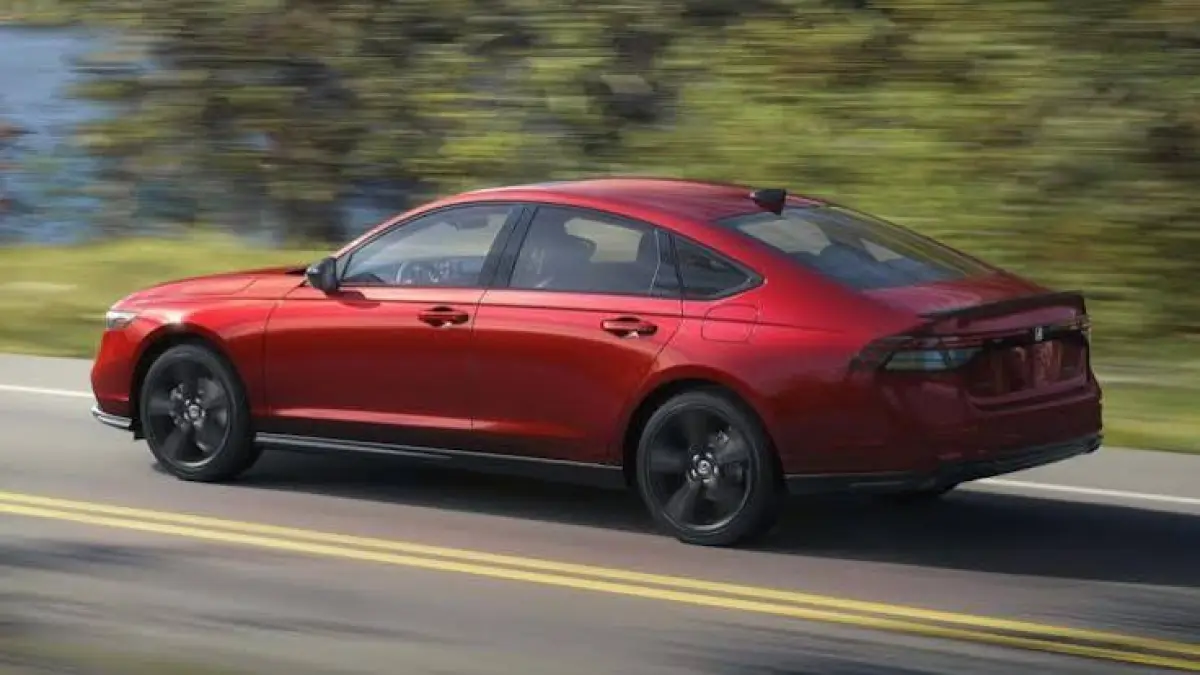 Rahasia performa Honda Accord Hybrid 2027: kolaborasi mesin bensin dan motor listrik yang menghasilkan akselerasi halus serta konsumsi BBM super efisien.