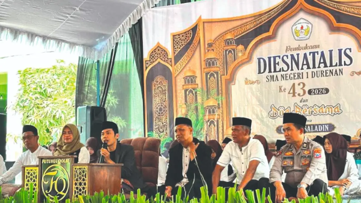SEMARAK: Pembukaan rangkaian Dies Natalis Ke-43 SMAN 1 Durenan yang dikemas religius melalui doa bersama, Sabtu (12/9).(GUNAWAN/ RADAR TRENGGALEK)
