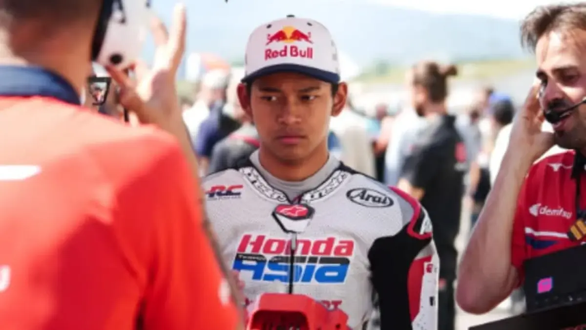 Feda Ega Pratama menjadi sorotan usai GP Misano setelah finis tanpa poin. Ekspresinya yang lebih serius memunculkan berbagai pertanyaan (Pinterest).