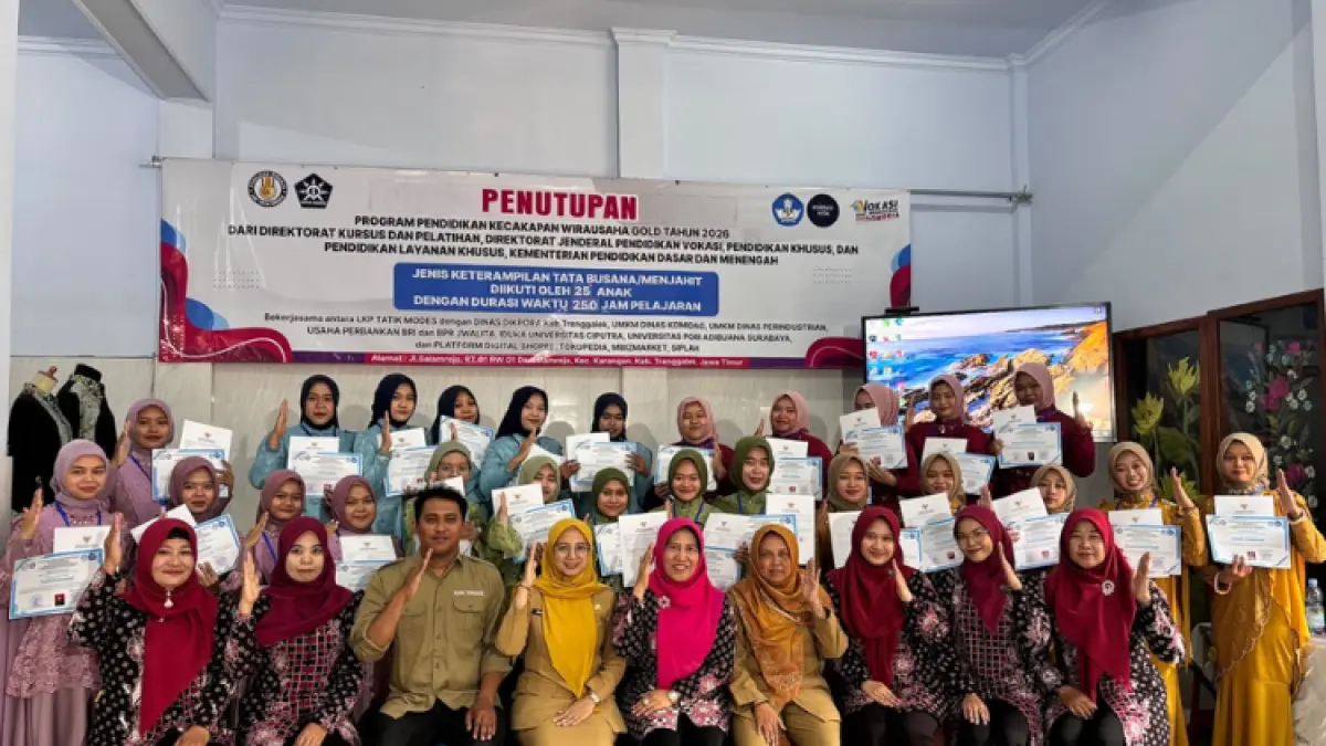 SUKSES: Penutupan program Pendidikan Kecakapan Wirausaha (PKW) Platinum 2026 di LKP Tatik Modes, Desa Salamrejo, Kecamatan Karangan, Selasa (15/9).(AMALIA RIZKY IP/RADAR TRENGGALEK)
