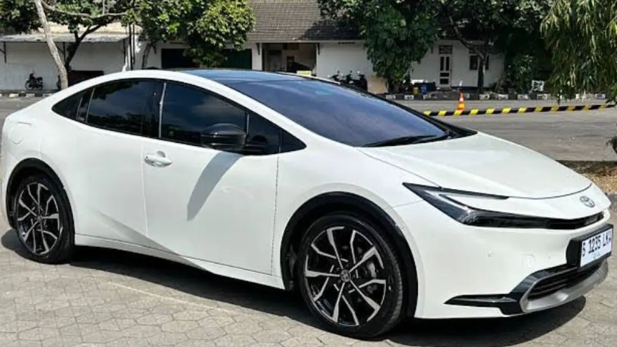 Ulasan lengkap Toyota Prius Plug-in Hybrid dengan mesin 220 HP, jarak EV 39 mil, efisiensi tinggi, dan desain aerodinamis yang futuristik.