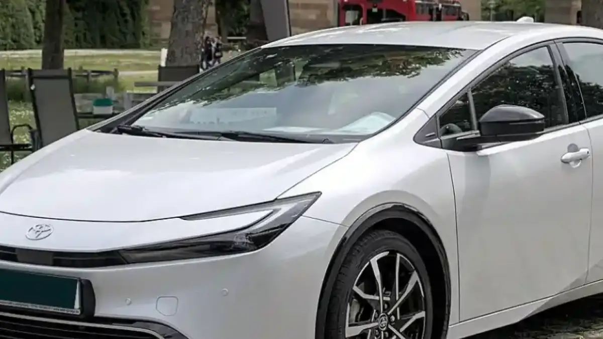 Ulasan Toyota Prius Limited seharga $39.190 dengan mesin hybrid, konsumsi 51 MPG, kamera 360, dan desain aerodinamis modern.