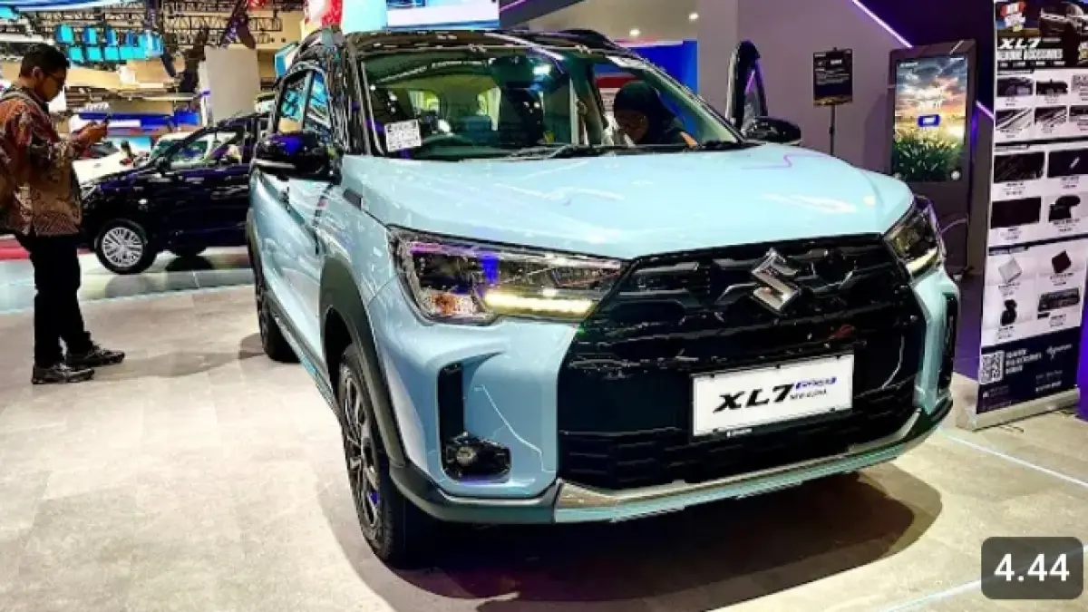 Suzuki XL7 Facelift 2027 tampil dengan warna two-tone, kamera 360, grille glossy, kabin tiga baris, dan emblem Alpha Hybrid.
