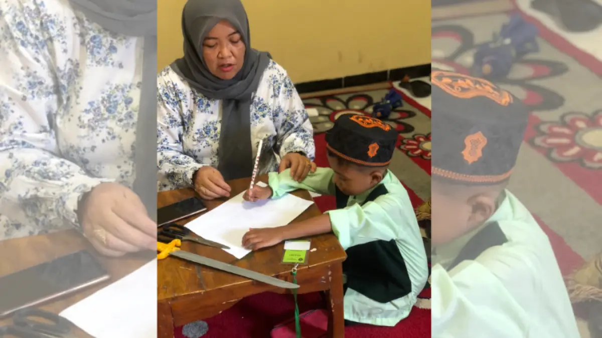 BIMBING: Guru ketika mengajari siswa untuk membaca.(M. BIMA FAISAL/RADAR TRENGGALEK)