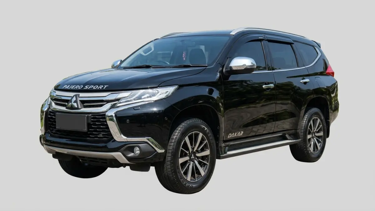 Pajero Dakar 2017 warna putih ditawarkan Rp359 juta. Unit ini memiliki panel black piano, sunroof, dan kilometer 100.000.(ILUSTRASI AI)