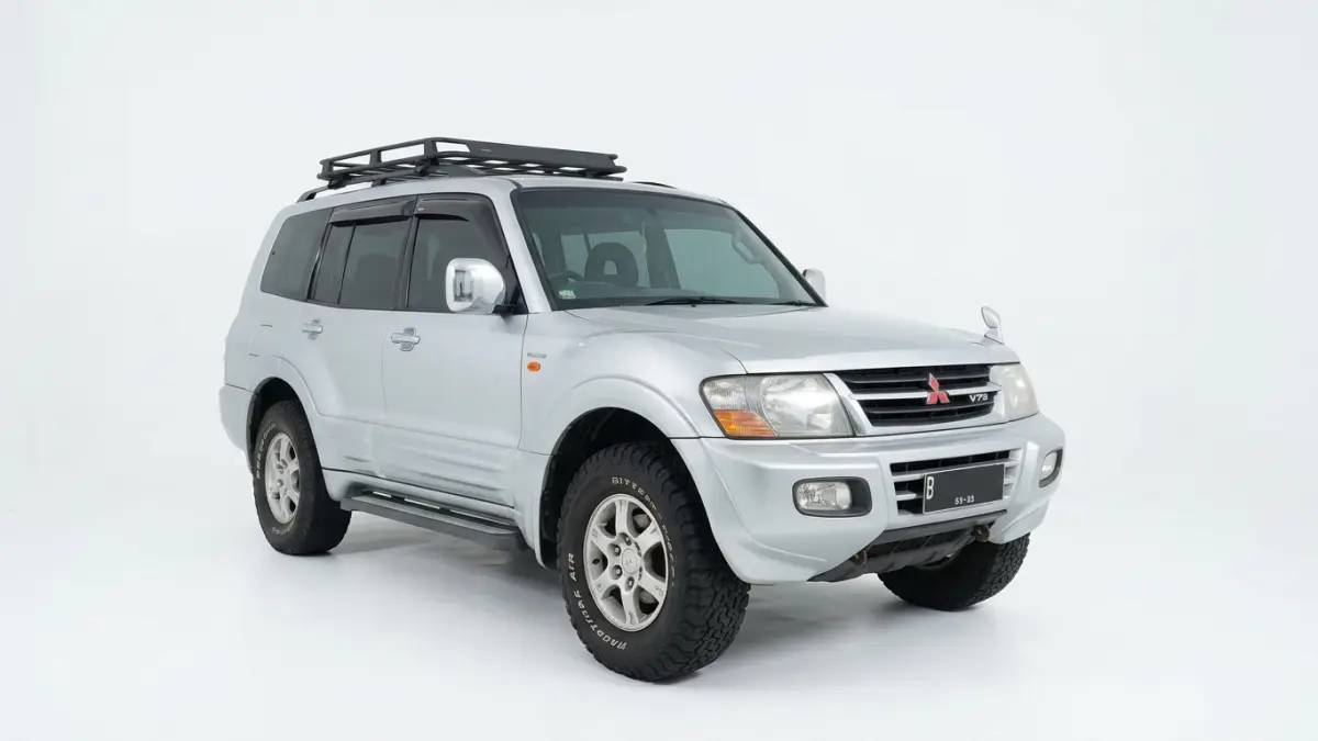 Pajero V78 2000 ditawarkan Rp350 juta. SUV diesel ini memakai mesin 4M41 3.200 cc, 4WD, sunroof, dan interior yang diklaim masih 99 persen original.(ILUSTRASI AI)