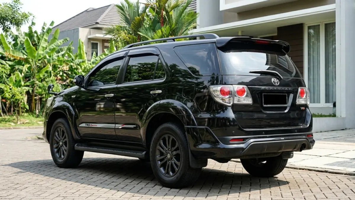 Tips cek Toyota Fortuner bekas mulai dari rangka, mesin, bodi, airbag, ban, interior hingga test drive.(ILUSTRASI AI)