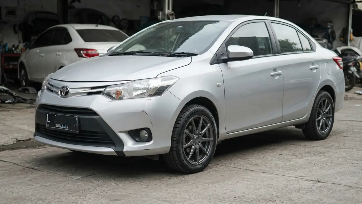 Vios Limo bekas taksi 2014 ditawarkan Rp59,7 juta dengan pajak off. Simak kondisi eksterior, interior, ban, dan pilihan harga pajaknya. (Gemini AI)