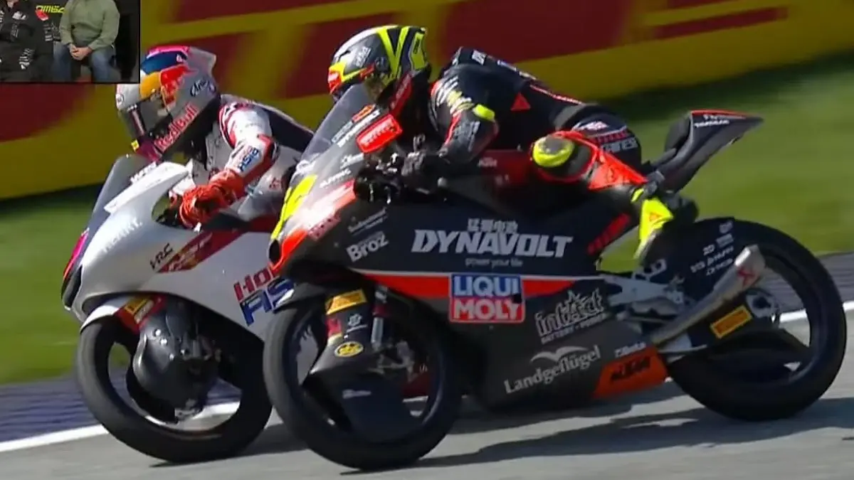 Veda Ega Pratama kena dua long lap penalty setelah duel dengan David Munoz di Moto3 Austria. Netizen menyoroti posisi Munoz yang nempel Veda.