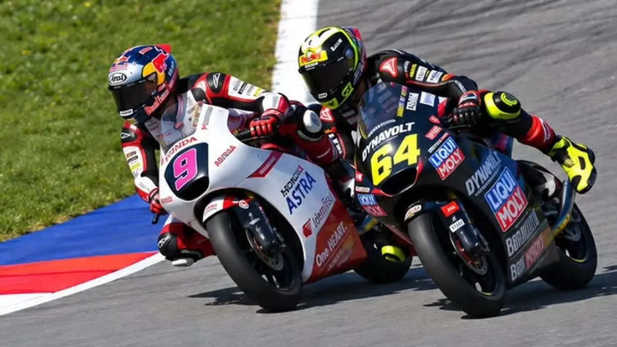 Veda Ega Pratama melesat dari P19 ke P4 di Moto3 Austria, tetapi dua long lap penalty membuatnya finis P13. Apa yang terjadi?