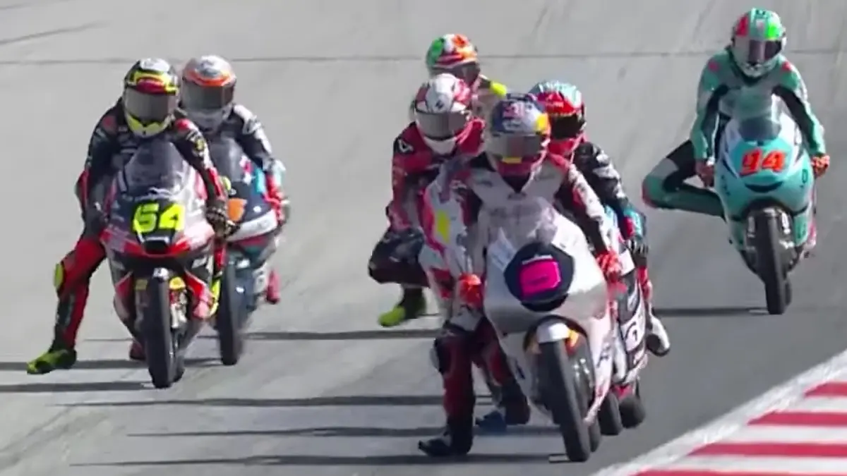 Veda Ega Pratama mendapat long lap penalty setelah insiden dengan David Munoz di Moto3 Austria. Apa dasar keputusan tersebut?