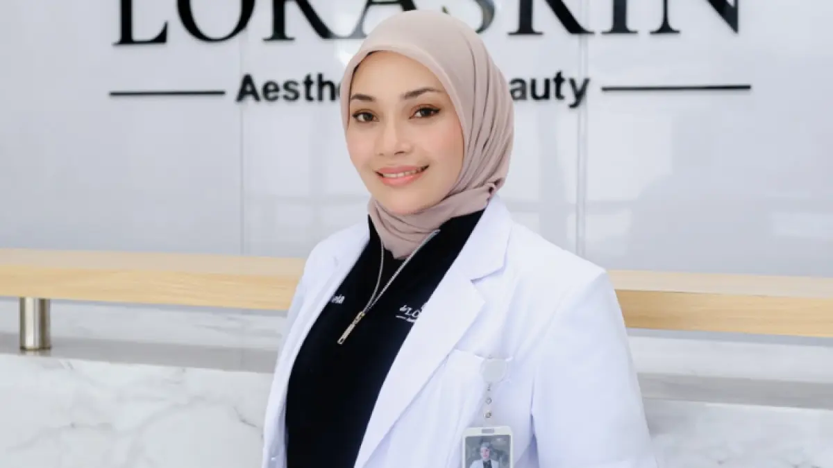 BEKAL ILMU DAN PENGALAMAN: Sebagai dokter sekaligus mengelola klinik, dr Pramesti Octa Laura Deta Dipl CIBTAC berusaha tetap menyediakan waktu untuk keluarga.(DOK. PRIBADI)