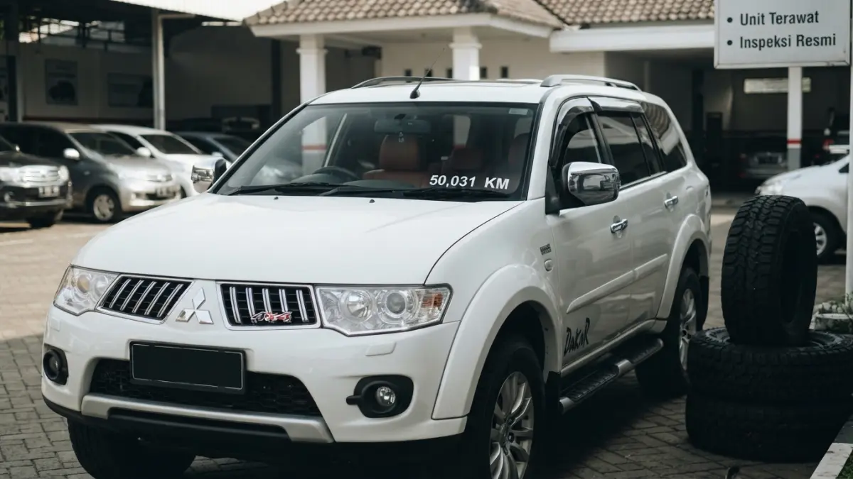 Pajero Dakar 4x4 2014 bekas ini memiliki kilometer sekitar 50 ribu, sunroof, dua set ban, dan ditawarkan di kisaran Rp300 jutaan. (Gemini AI)