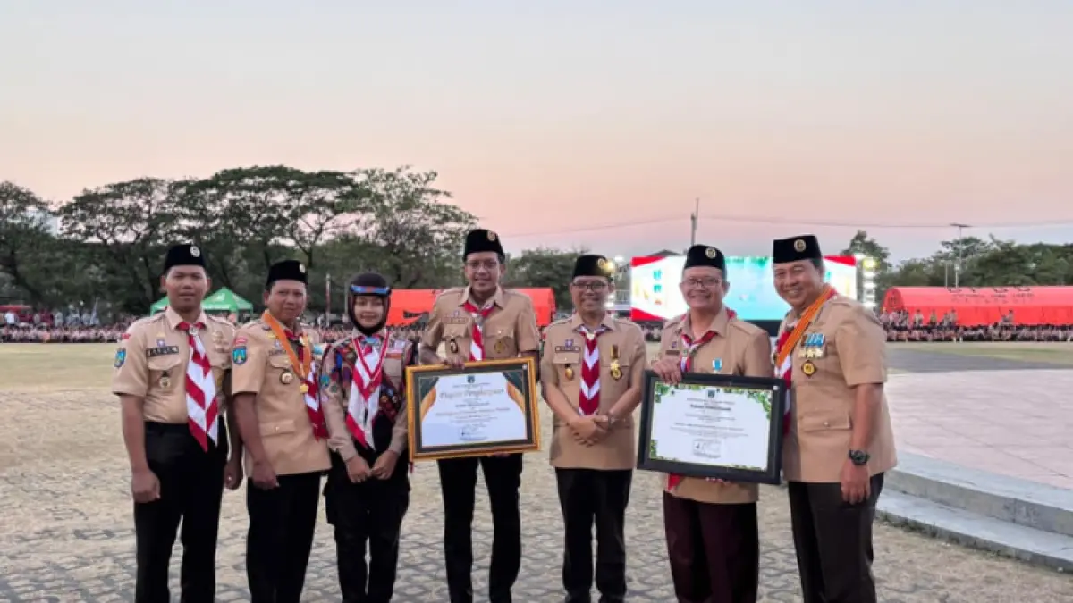 TERUS BERPRETASI: Wakil Bupati Trenggalek Syah Muhammad Natanegara (tengah), Kepala MTsN 2 Trenggalek Ahzan Winarto SPd MPd (dua dari kanan), ketika menerima penghargaan dalam Festival Pramuka Produktif Ketahanan Pangan. Foto bawah, prestasi membanggakan terus ditorehkan Kalimasada Scout MTsN 2 Trenggalek.(MTSN 2 TRENGGALEK UNTUK RADAR TRENGGALEK)