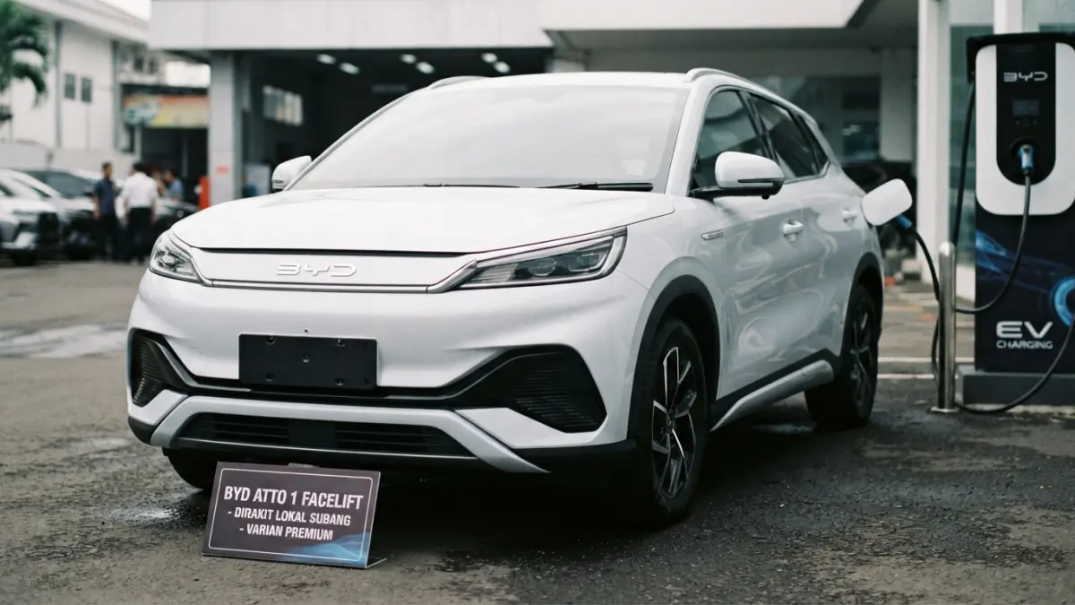 BYD Atto 1 facelift hadir dengan tiga varian, fitur lebih lengkap, kamera 360, V2L, dan harga mulai Rp199 juta setelah dirakit lokal. (Gemini AI)