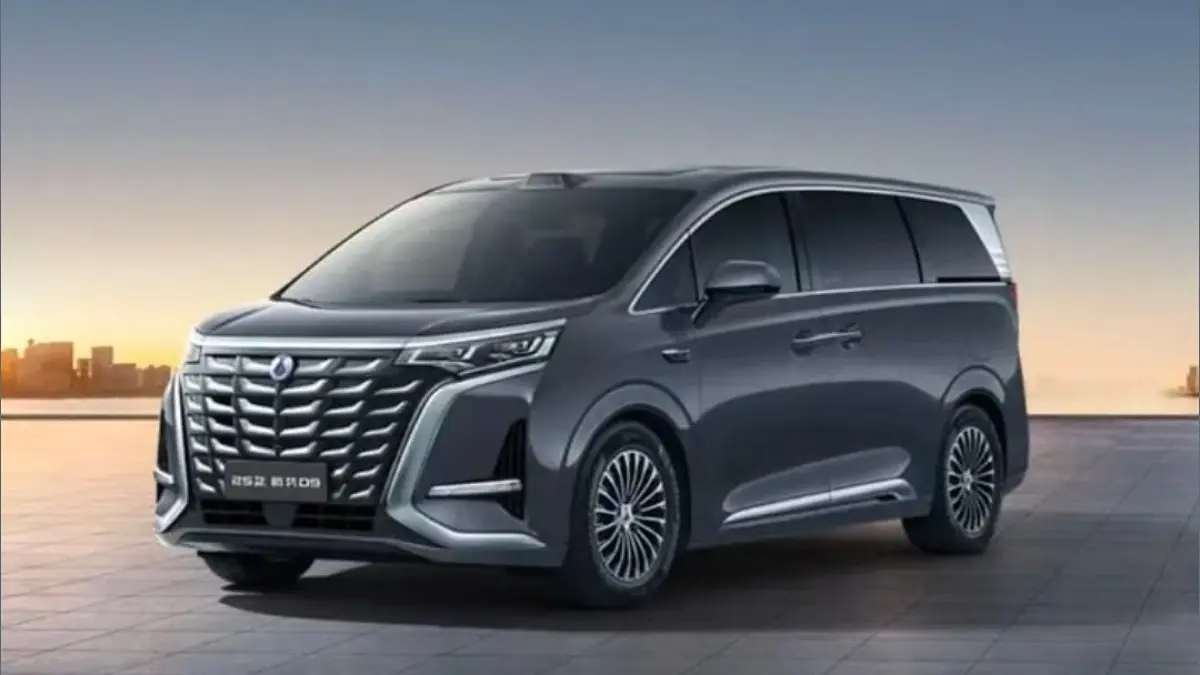 BYD Atto 1 facelift hadir dengan tiga varian, harga mulai Rp199 juta, CKD Subang, fitur baru, dan jarak tempuh hingga 380 km.