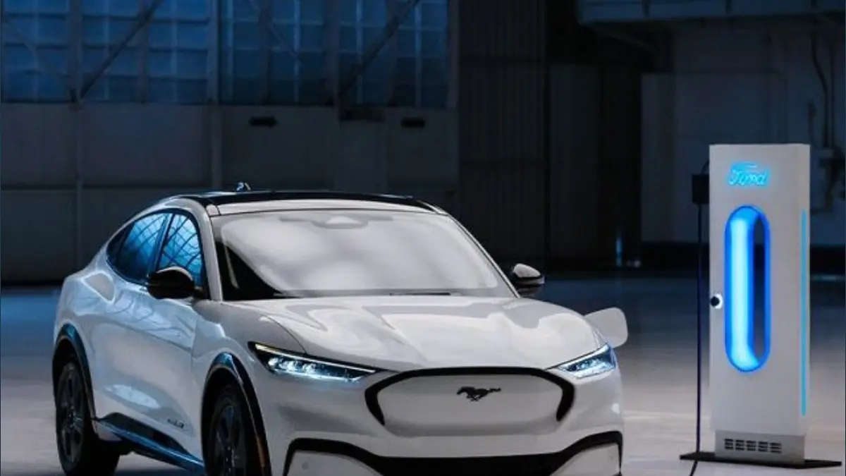 BYD Atto 1 Premium punya baterai lebih besar, fast charging 40 kW, fitur V2L, dan bisa menjadi sumber listrik saat rumah mati lampu.