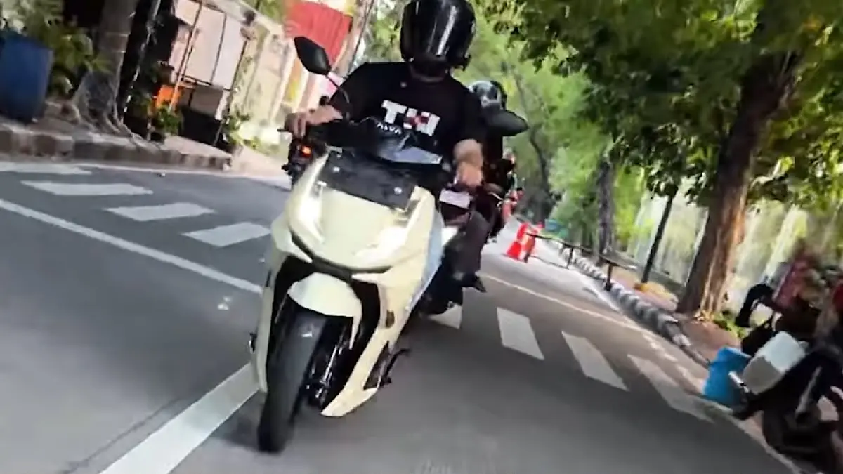 Harga motor listrik 2026 akhir Agustus di Transmart Cibubur mulai Rp1,4 juta hingga Rp21,5 juta, termasuk United C2000 dan Alvan S 121.(sc youtube)