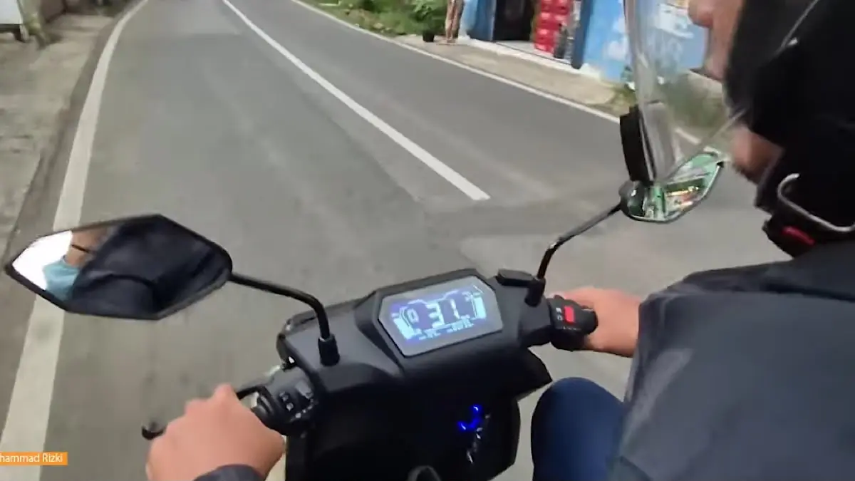 Harga motor listrik terbaru akhir Agustus 2026 di Transmart Cibubur mulai Rp1,4 juta hingga Rp21,5 juta, dengan pilihan United dan Alvan.(sc youtube)