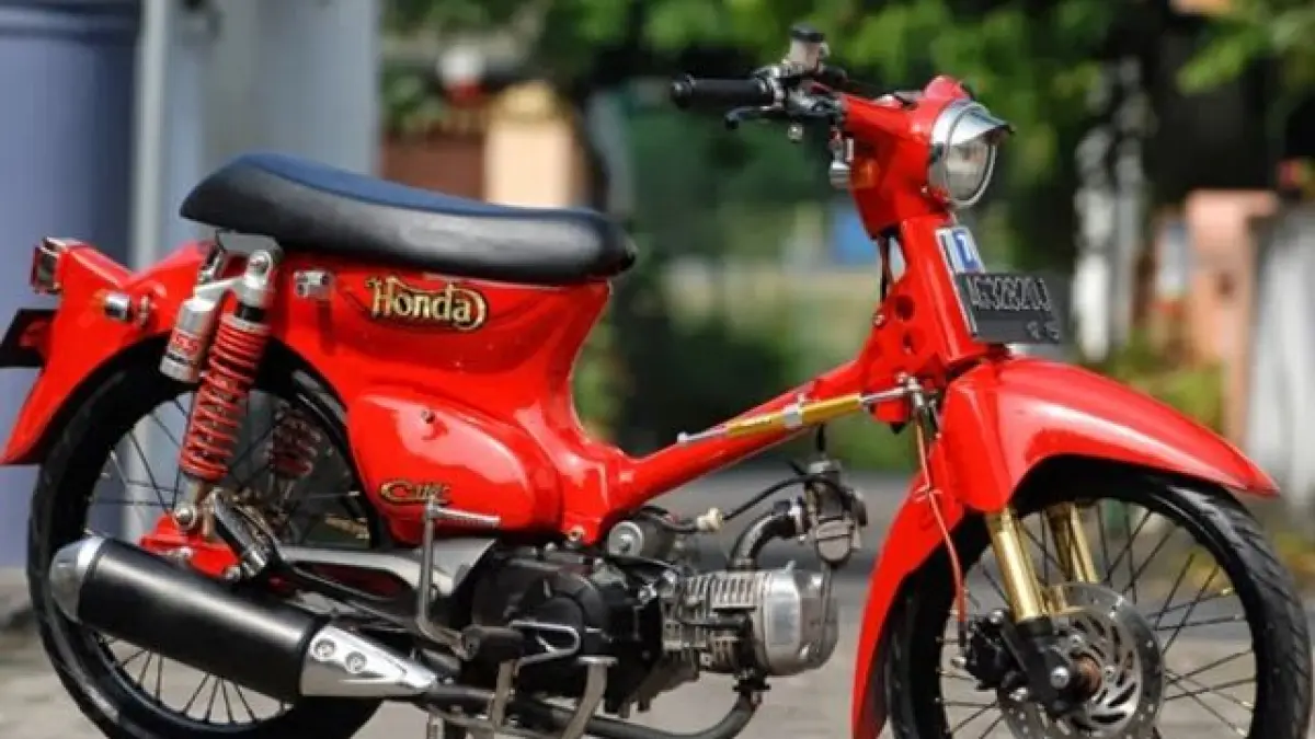Honda C70 custom ini tampil ekstrem dengan mesin sekitar 220 cc, dua silinder, Brembo, dan berbagai part aftermarket bergaya klasik.(PINTEREST)
