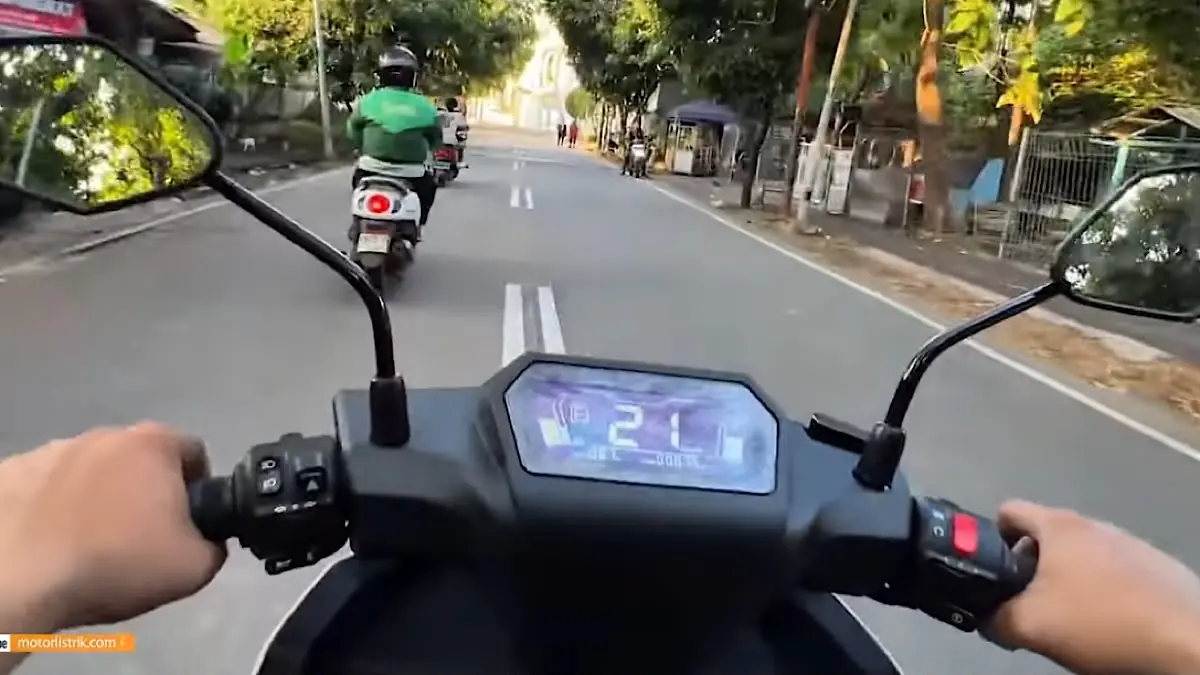 Motor listrik 2026 di bawah Rp20 juta hadir dengan baterai berlangganan, swap battery, graphene, hingga lithium.(sc youtube)