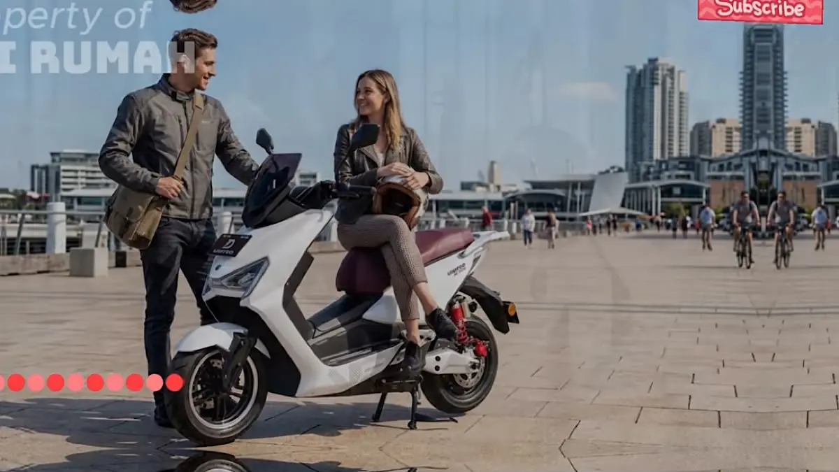 Motor listrik Honda di IIMS 2025 hadir dalam konsep EV dan Urban, dengan desain futuristik, rem cakram, baterai besar, dan penggerak belt.(sc youtube)