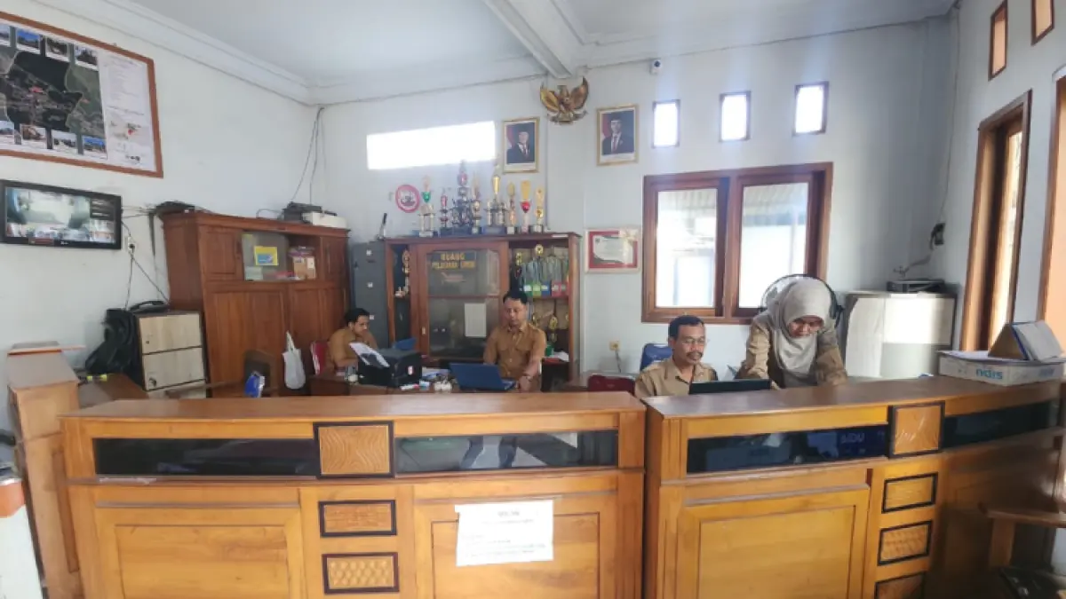 Pemdes Kedunglurah keluhkan ketidakakuratan data desil BPS penerima bantuan pangan yang dipatok dari pusat.(GUNAWAN/RADAR TRENGGALEK)