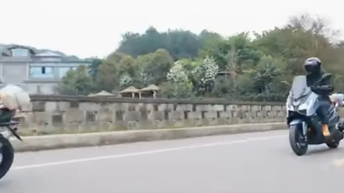 Yamaha NMAX Turbo 2027 tampil premium dengan warna Cini Grey. Simak desain, kenyamanan, karakter mesin, serta kelebihan dan kekurangannya.(sc youtube)