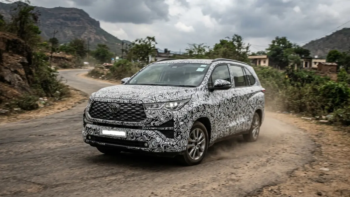 Innova Zenix Facelift mulai terkuak lewat desain bumper dan mobil uji di India. Simak bocoran perubahan desain, interior, fitur, dan mesinnya. (Gemini AI)