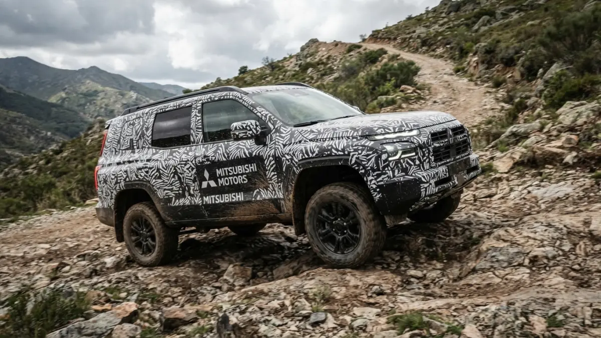 Mitsubishi Pajero terbaru dikabarkan segera kembali dengan sasis Triton, solid axle, S-AWC, desain agresif, dan kemampuan off-road yang makin tangguh. (Gemini AI)