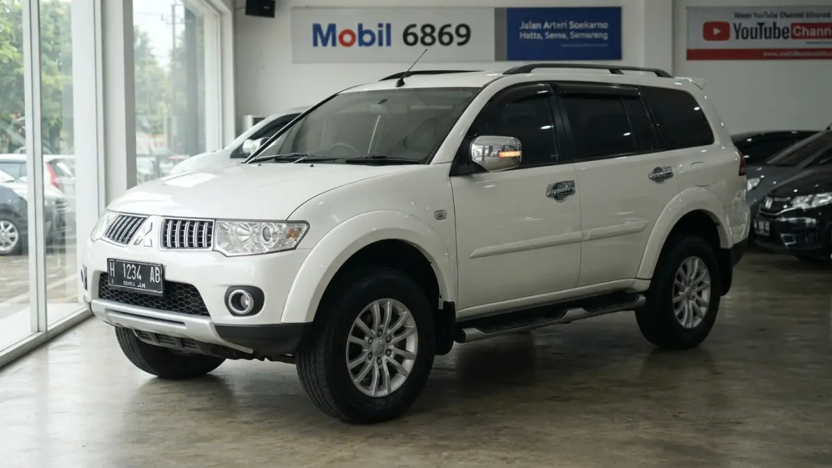 Pajero Sport Dakar 2013 ditawarkan dengan kilometer 80 ribu km, pajak hingga Agustus 2026, buku servis dan dua kunci masih lengkap. (Gemini AI)