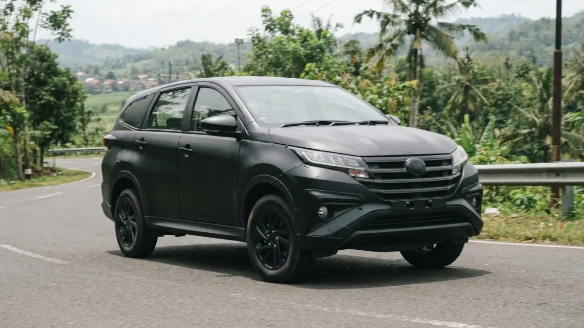 Toyota Rush 2027 dirumorkan meninggalkan RWD dan beralih ke FWD. Simak bocoran desain, teknologi hybrid, fitur, dan perubahan terbarunya. (Gemini AI)