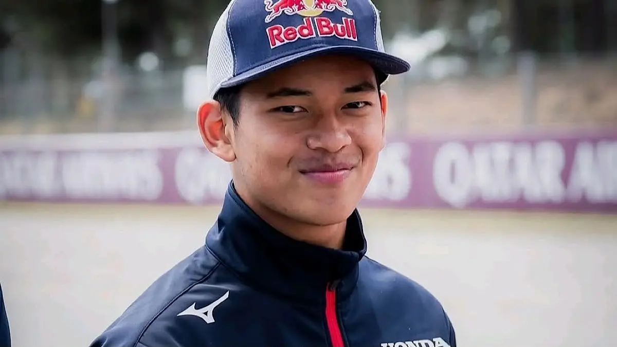 Veda Ega Pratama bangkit dari P19 hingga P4 di Moto3 Austria 2026, tetapi dua long lap penalty membuatnya finis P13.(pinterest)