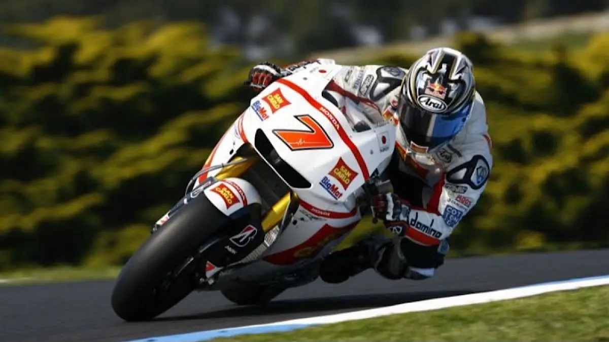 Veda Ega Pratama kena Long Lap Penalty di Moto3 Austria setelah duel dengan David Muñoz. Start P19, Veda sempat meroket ke P4.(pinterest)