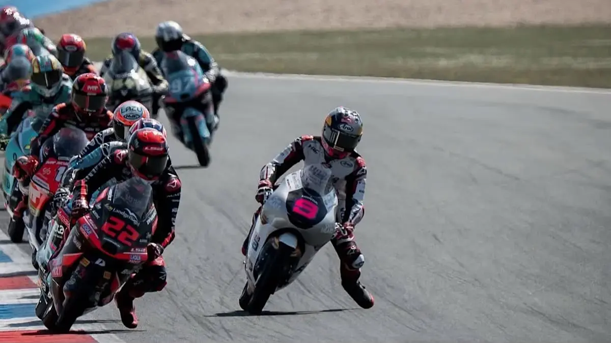 Veda Ega Pratama mencuri perhatian di Moto3 Austria setelah bangkit dari P19 hingga sempat bersaing di posisi keempat.(pinterest)