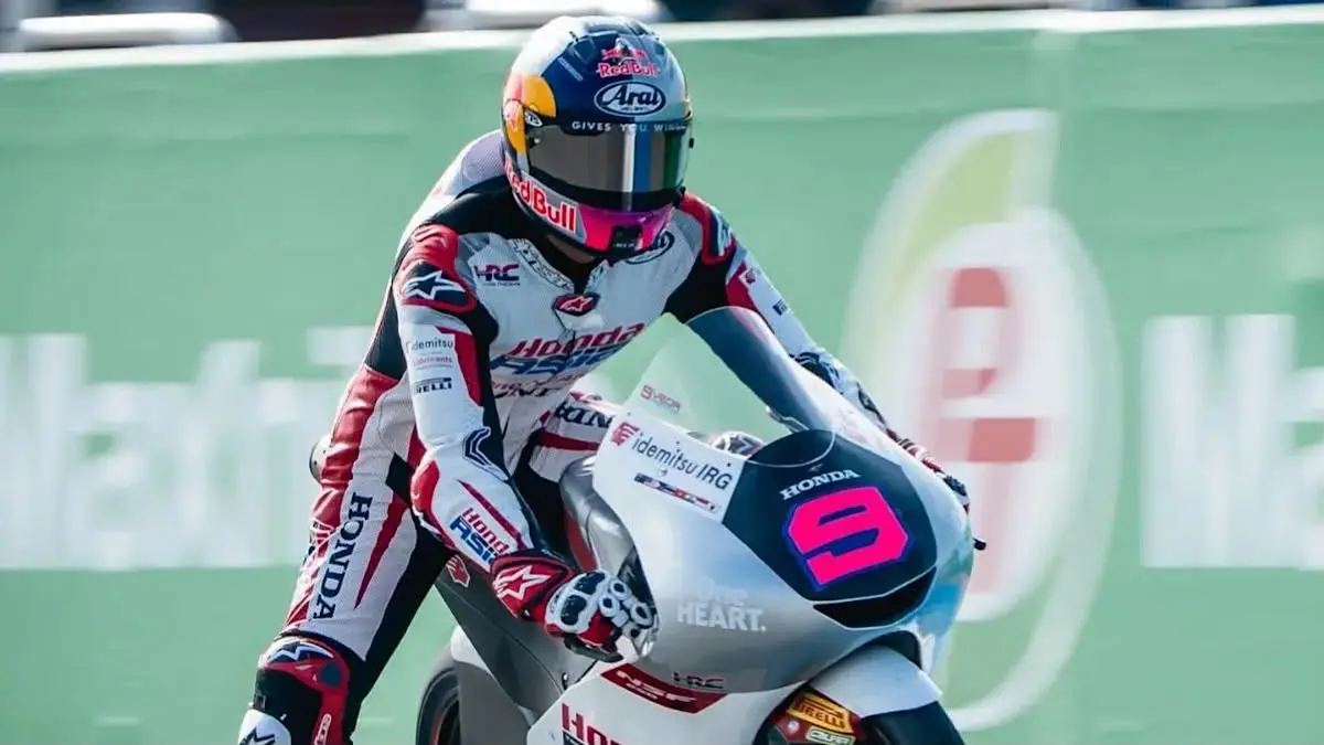 Veda Ega Pratama sempat menembus P4 di Moto3 Austria 2026 sebelum terkena Long Lap Penalty. Simak drama balapnya hingga finis P13.(pinterest)