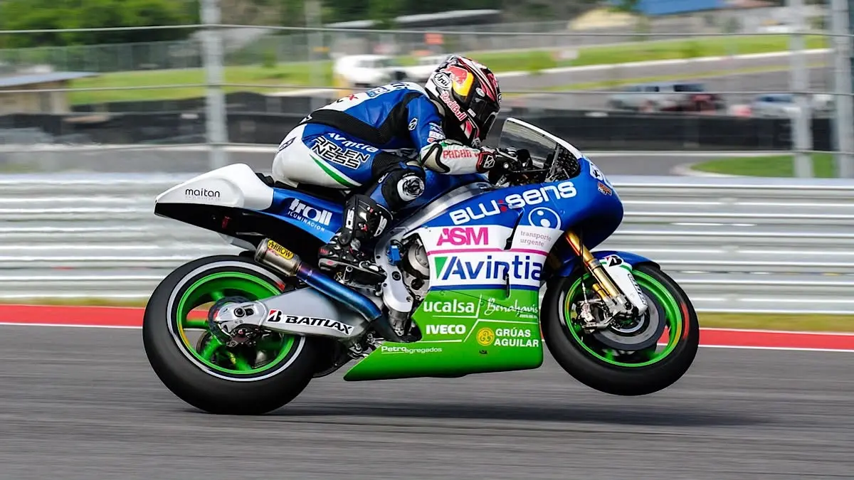Veda Ega Pratama tampil impresif di Moto3 Spanyol 2026. Start P17, ia merangsek 11 posisi dan finis keenam setelah sempat menembus lima besar.(pinterest)