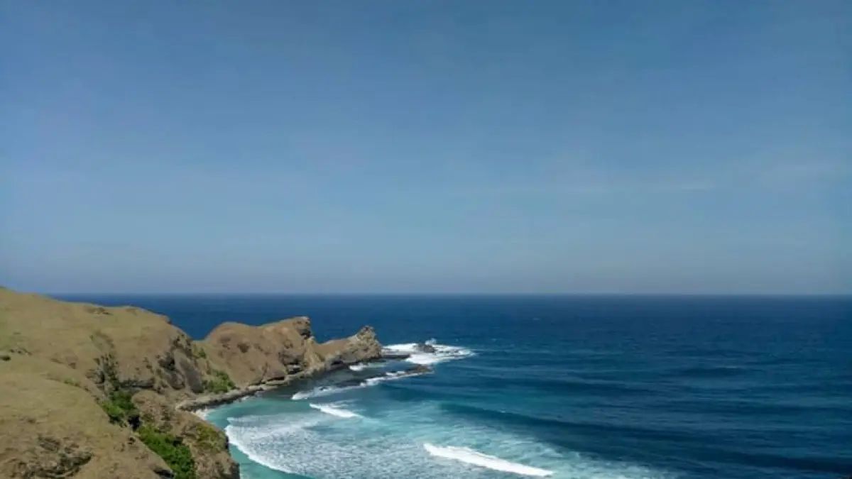 Bukit Merese Lombok menawarkan view laut lepas yang indah. Simak akses, kondisi musim, dan waktu terbaik untuk berkunjung.(PINTEREST)