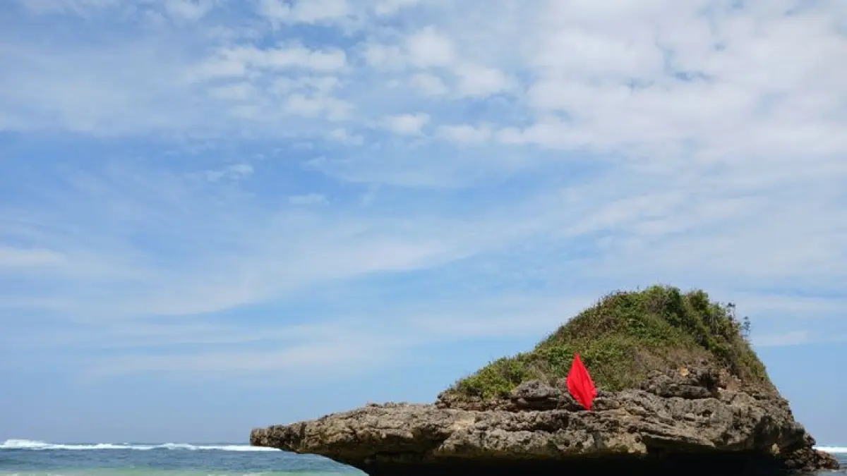 Pantai Tanjung Penyu punya pasir putih, ombak tenang, camping, dan spot sunset. Simak tiket serta fasilitas lengkapnya.(PINTEREST)