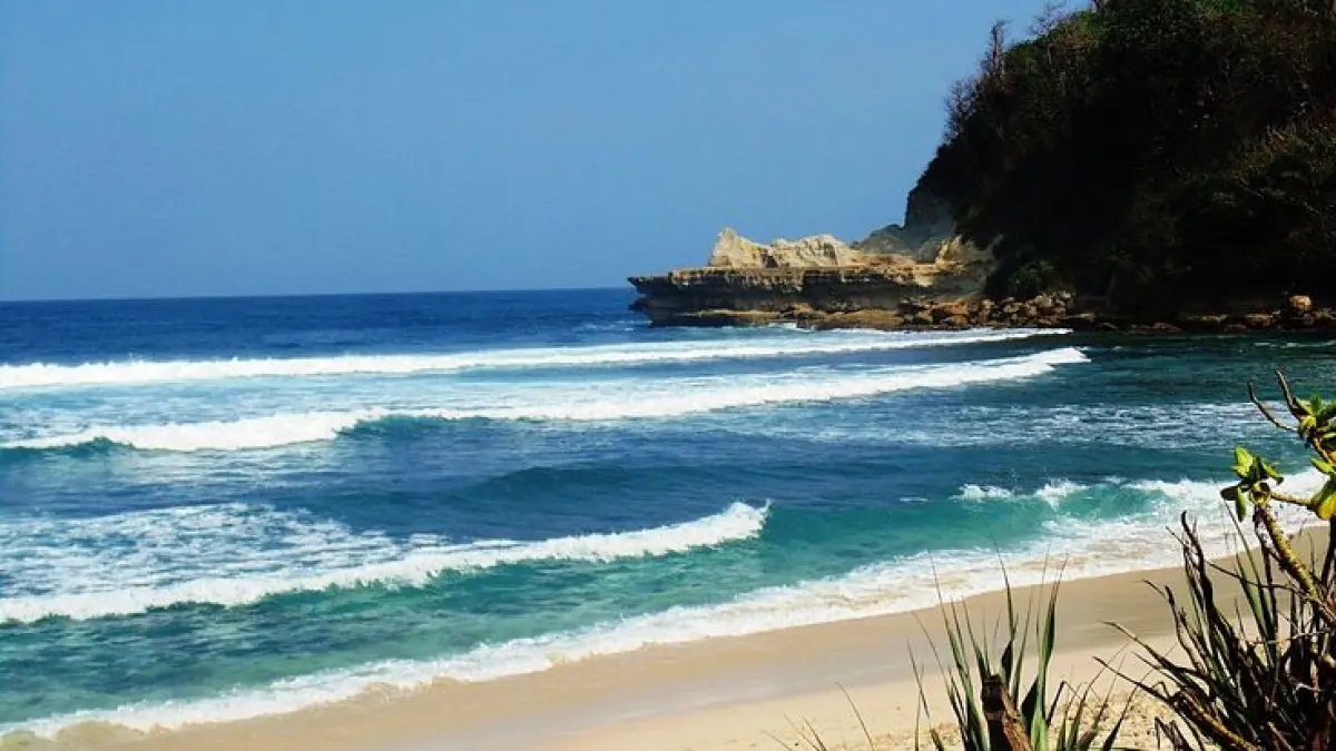 Pantai Tulungagung punya banyak pilihan menarik. Simak 5 destinasi dengan panorama indah dan karakter ombak yang berbeda.(PINTEREST)