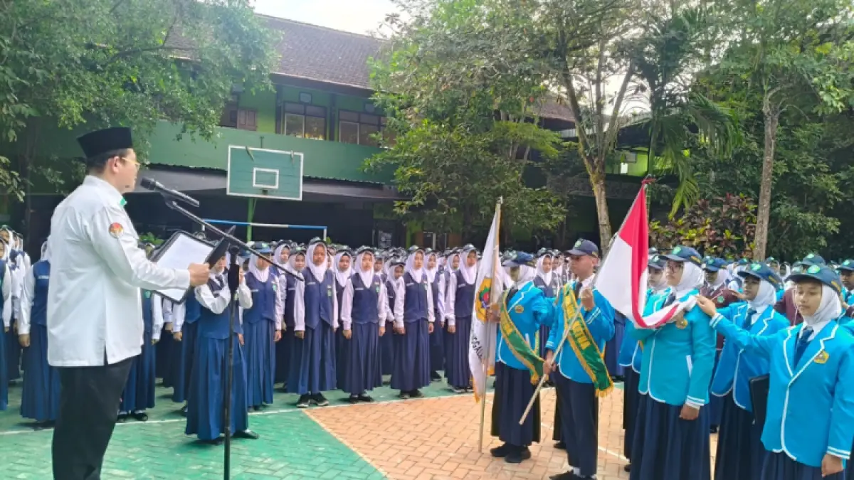 PESAN PENTING: Kepala MTsN 2 Trenggalek, Ahzan Winarto SPd MPd, saat melantik pengurus OSIM Matsaduta periode 2026/2027.(MTSN 2 TRENGGALEK UNTUK RADAR TRENGGALEK)